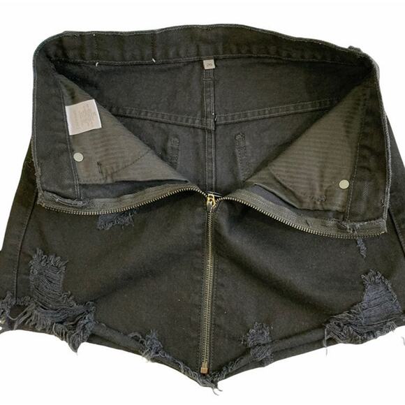 Carmar Women's Size 26 Distressed Mini Skirt Black Denim Full Zip Front Pockets - Picture 6 of 8